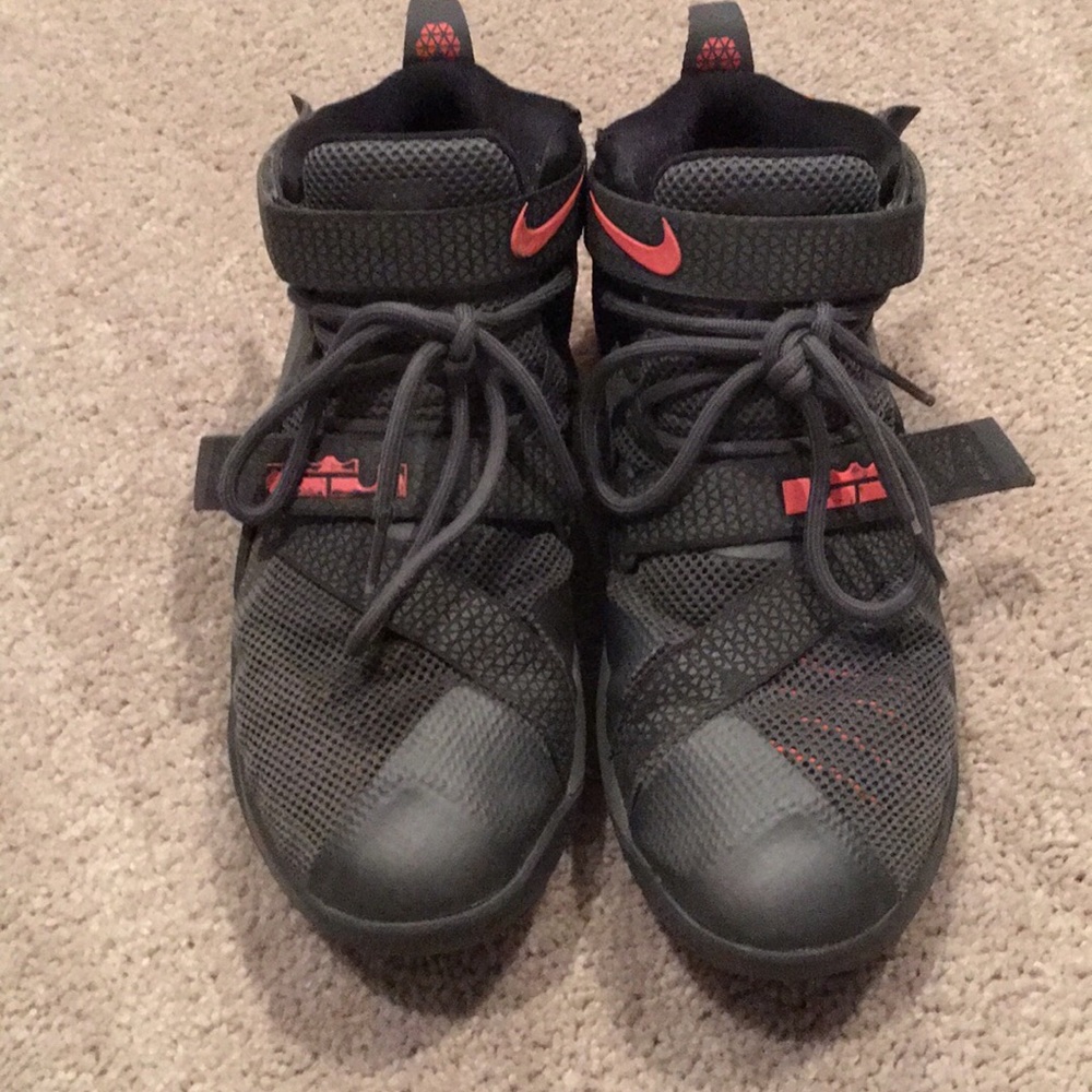 Nike LeBron size 6y